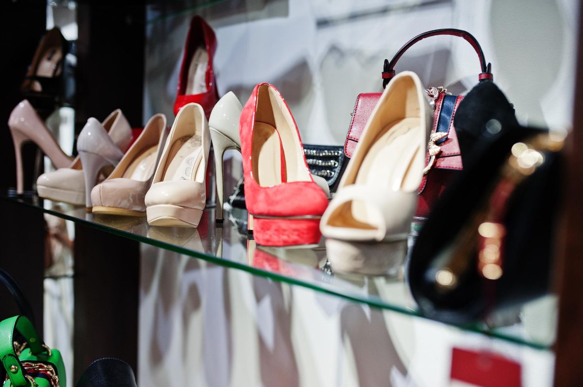 prateleire de loja com diversos modelos de sapatos