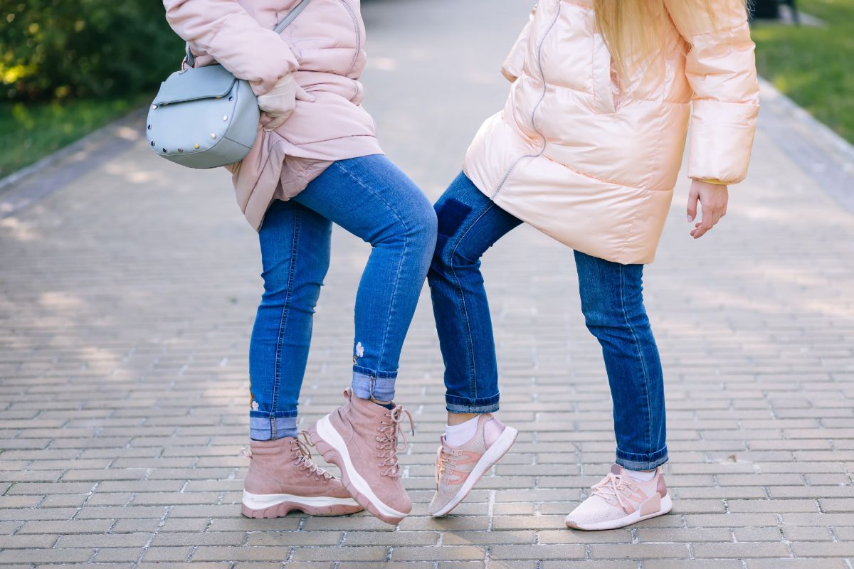 meninas com sapatos infantis