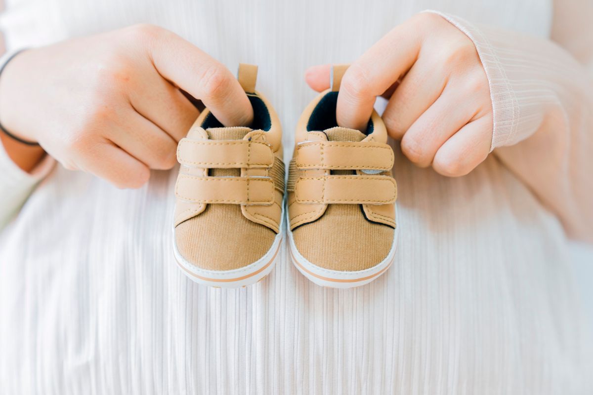 mostrando calçados de bebê