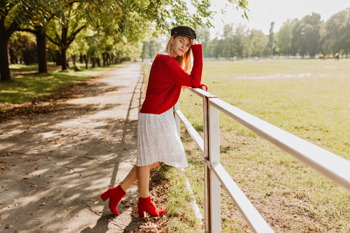 Garota no campo com look vermelho e branco